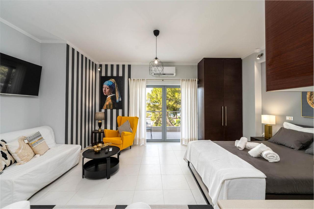 Byron Luxury Apartments Aigio Exterior photo
