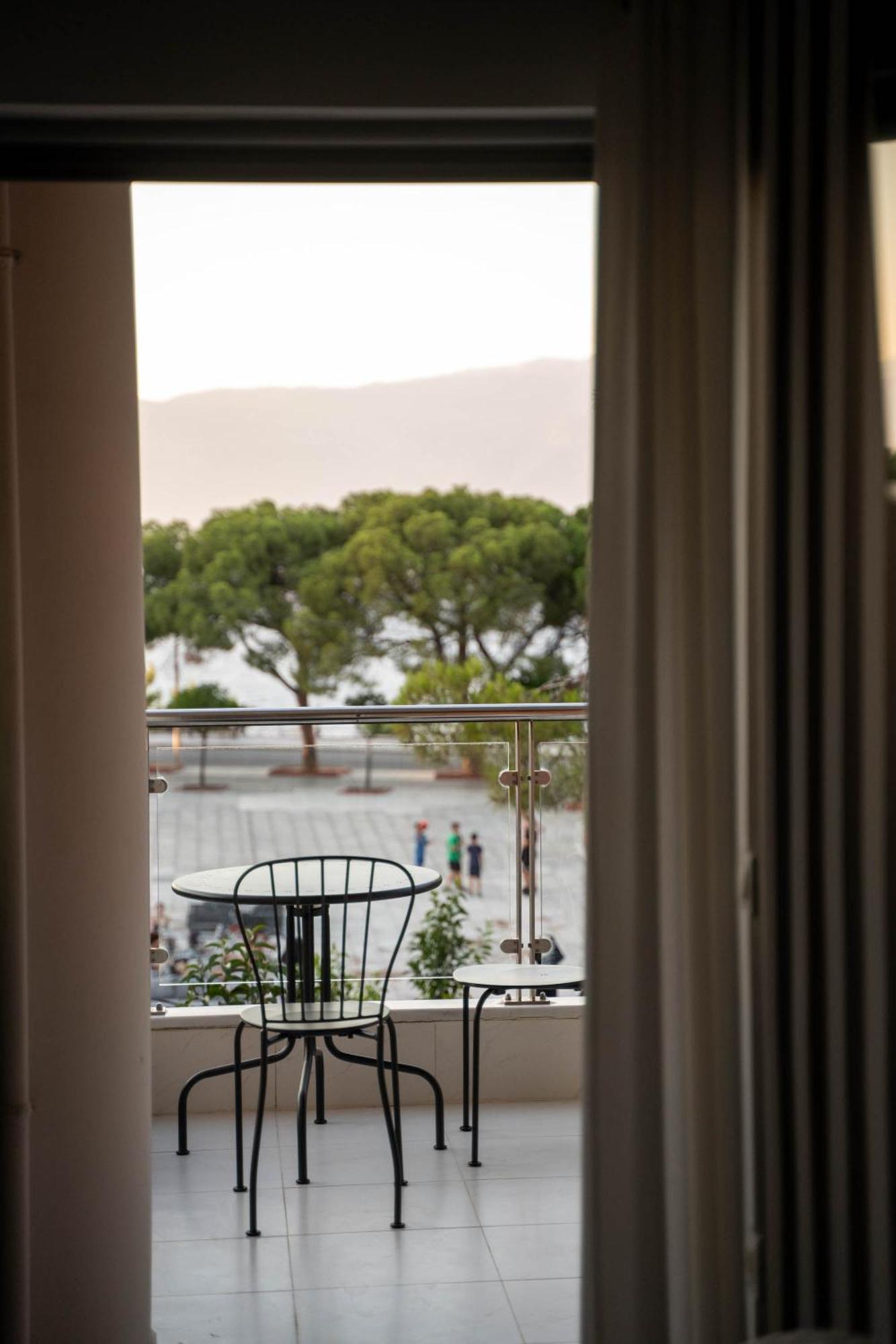 Byron Luxury Apartments Aigio Exterior photo