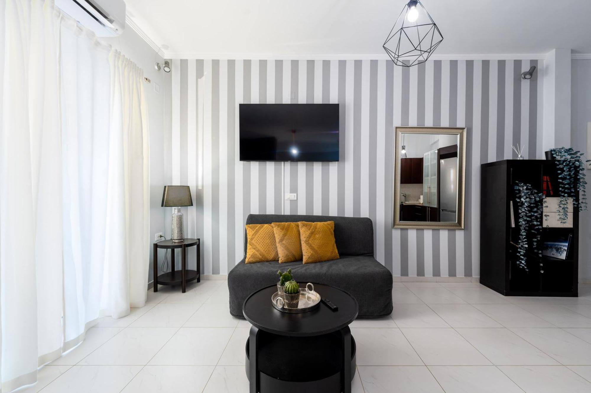 Byron Luxury Apartments Aigio Exterior photo