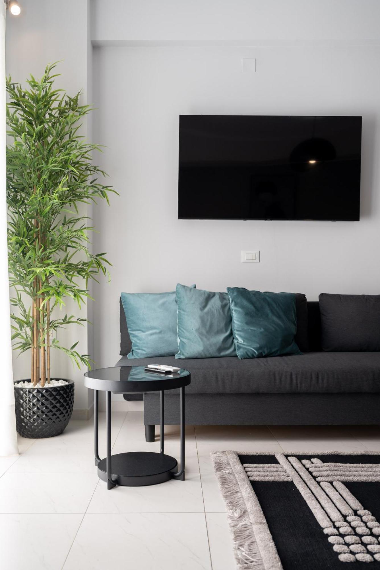 Byron Luxury Apartments Aigio Room photo